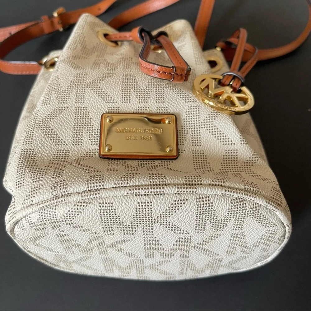 Michael Kors brown and cream Bucket crossbody bag._5
